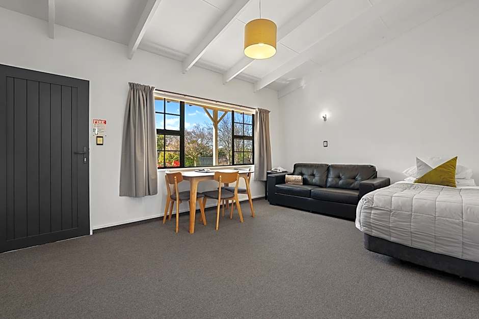 Colonial Lodge Motel