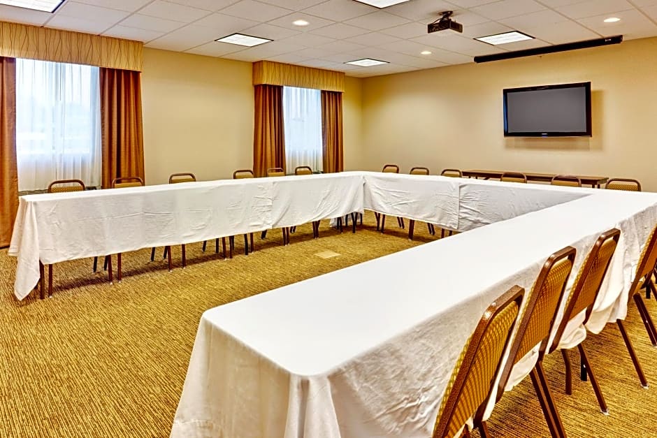 Holiday Inn Express Hotel & Suites Byram By IHG