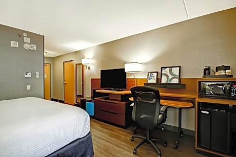 King Room with Roll-In Shower - Mobility Access/Hearing Accessible