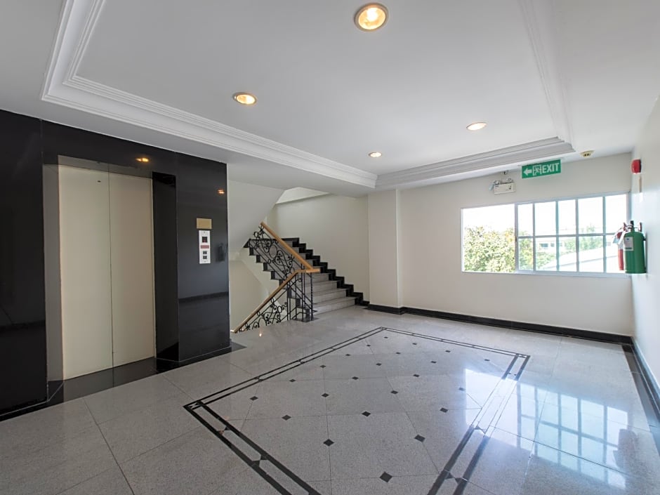 Romance Hotel Srinakarin