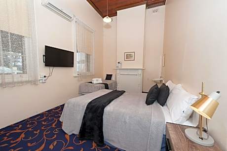 Basic Triple Room with Shared Bathroom