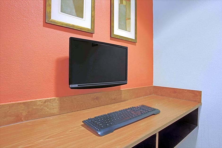Days Inn & Suites by Wyndham Laurel Near Fort Meade