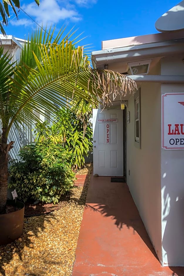 Richard's Motel Courtyard