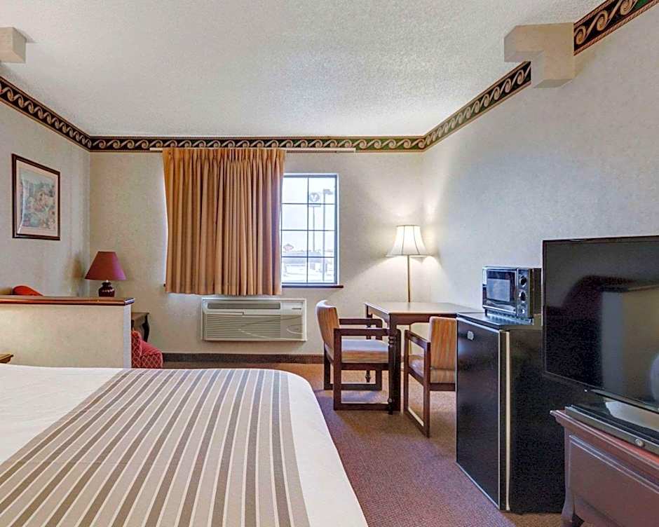 Econo Lodge Inn & Suites El Paso