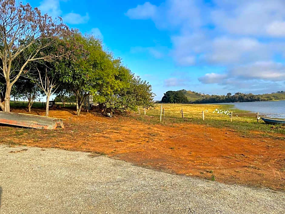 Casa com Piscina na Represa de Carlópolis