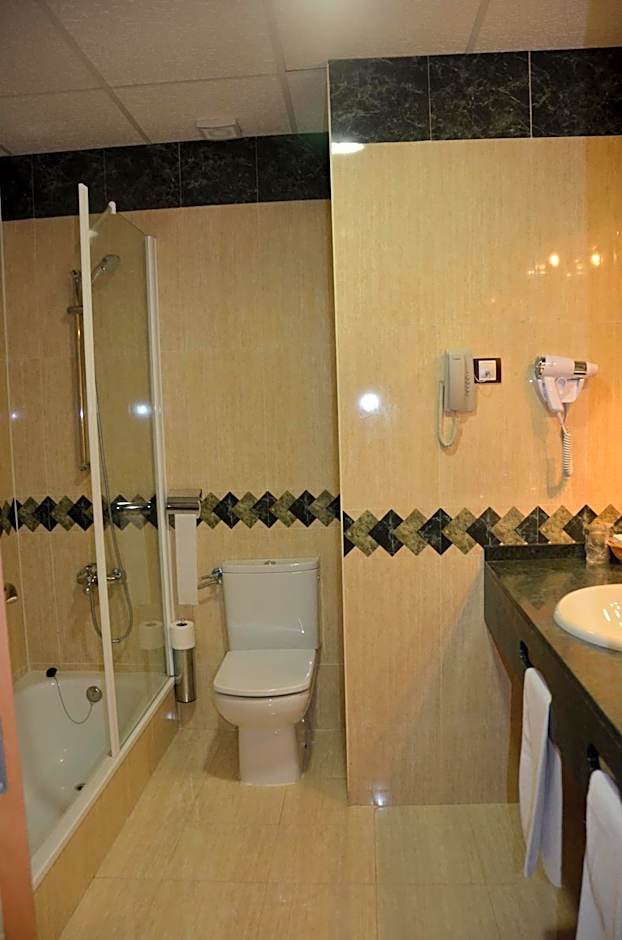 La Familia Gallo Rojo