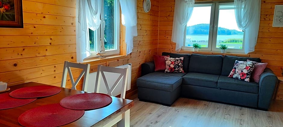 Szary domek nad jeziorem