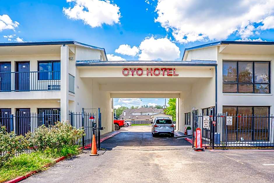 OYO Hotel Houston N Fm-1960 Champions TX