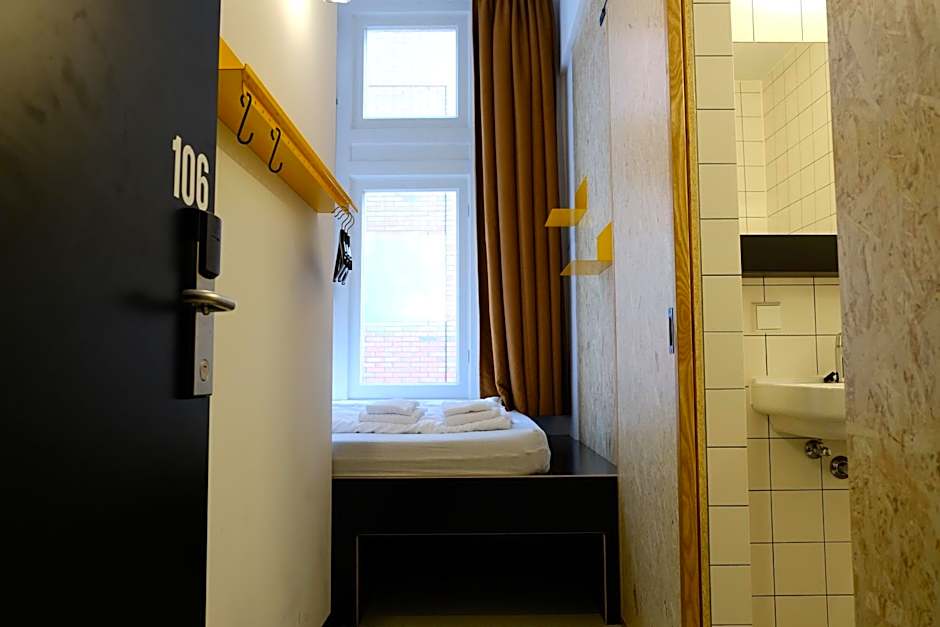 Hostel & Bar De Basis