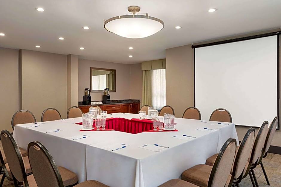 Travelodge by Wyndham Oshawa Whitby