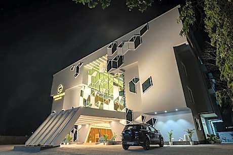 Clubway Grand - A Boutique Hotel