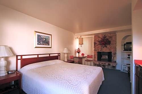 Monterey Fireside Lodge