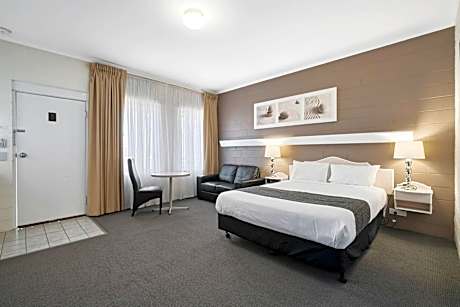 Deluxe Queen Suite