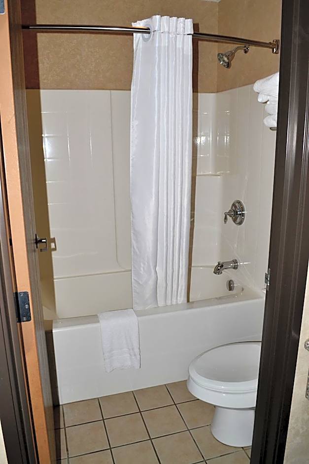 Paola Inn and Suites