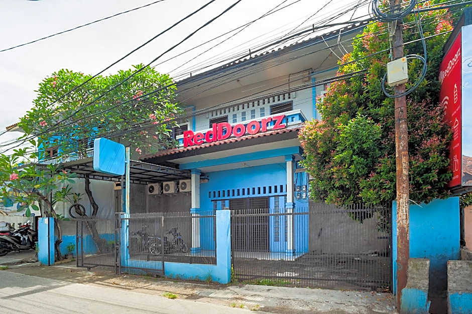 RedDoorz near Margonda Raya