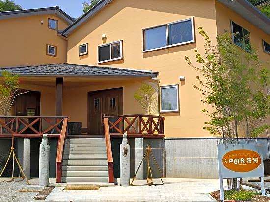 Share Style Lodge Orange Cab