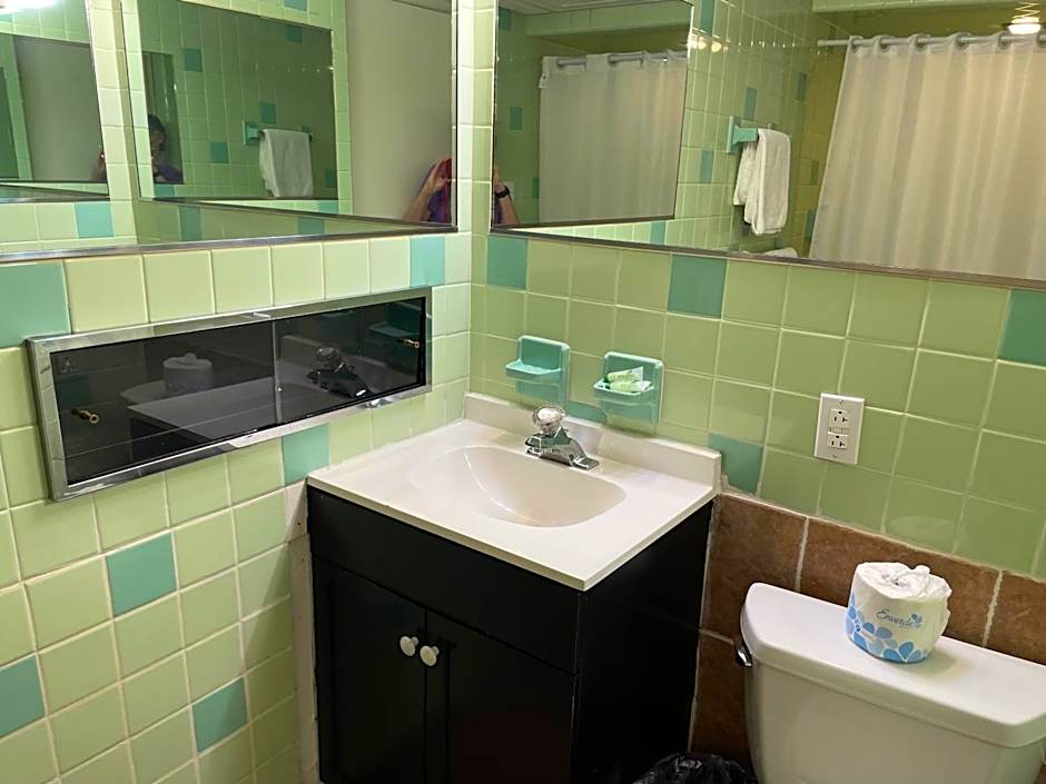 Simmons Motel and Suites