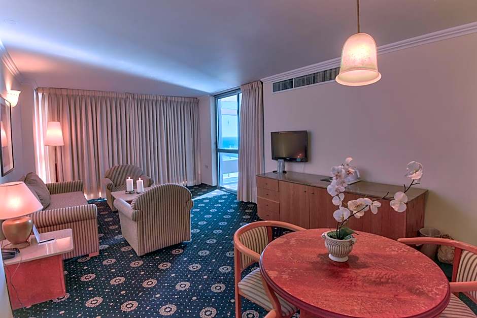 The Seasons Hotel -Studio & Suite