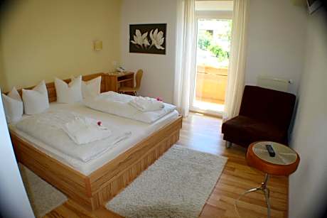 Family Room (2 Adults + 2 Children)