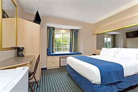 1 Queen Bed Mobility Accessible Room Non-Smoking