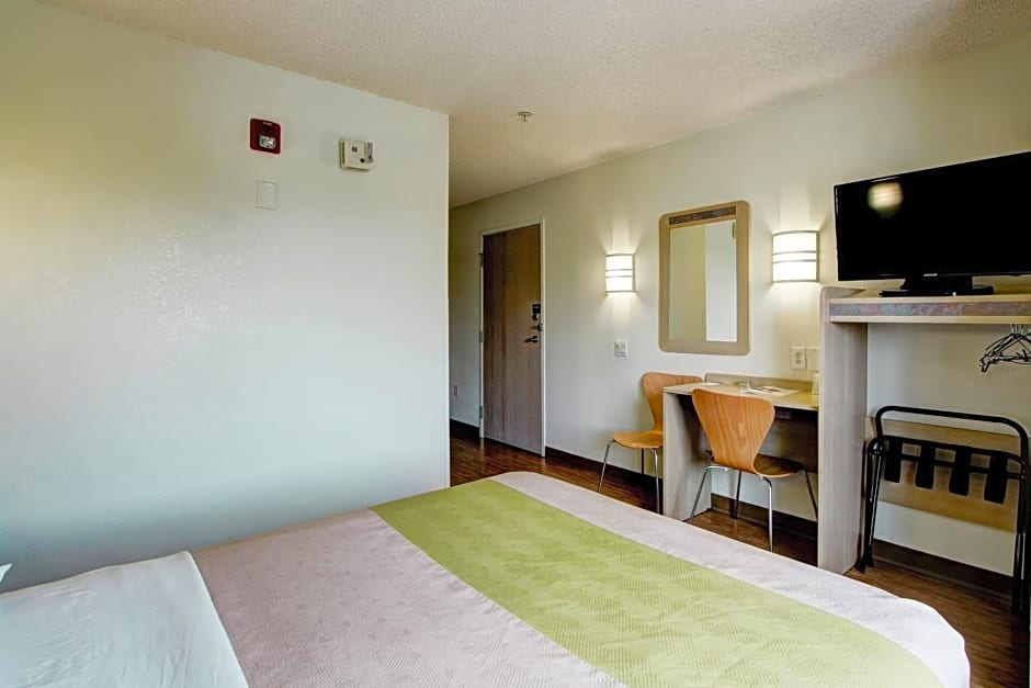 Super 8 by Wyndham Aurora East