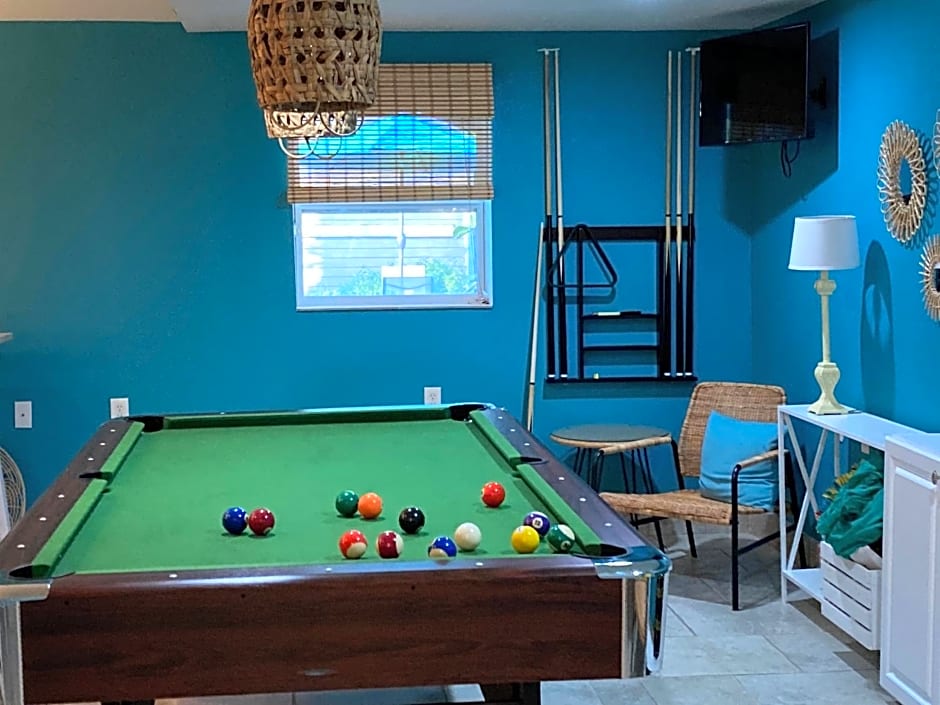 3Gulls Inn Ozona-Boutique Hotel-Steps from Restaurants & Brewery-SwimSpa Pool-Pet Friendly