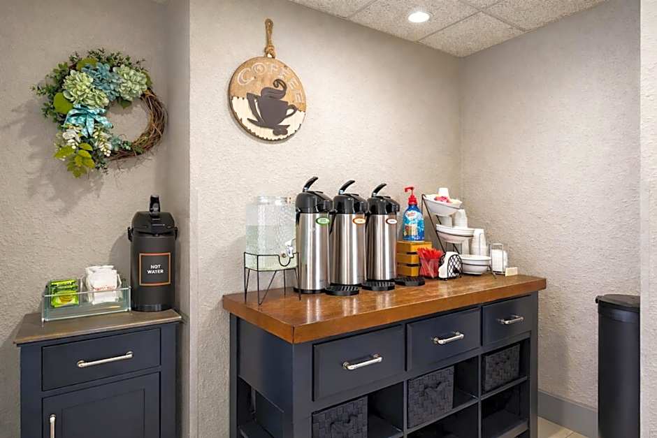 Greenfield Inn & Suites Owensboro, KY Airport