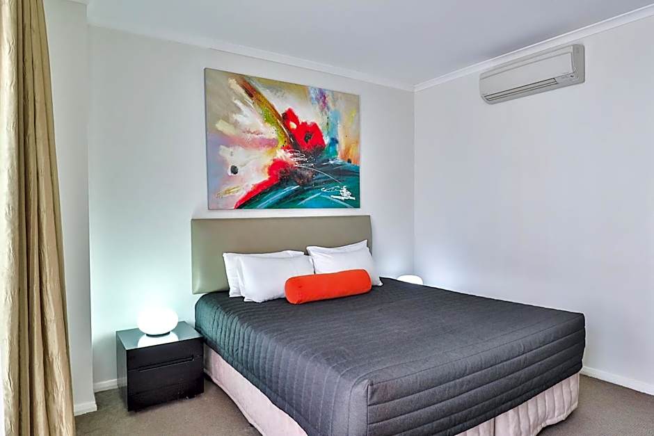 Indulge Apartments - Ontario