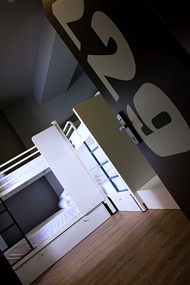 Foto 1 di 5 di Bed in 4-Bed Dorm
