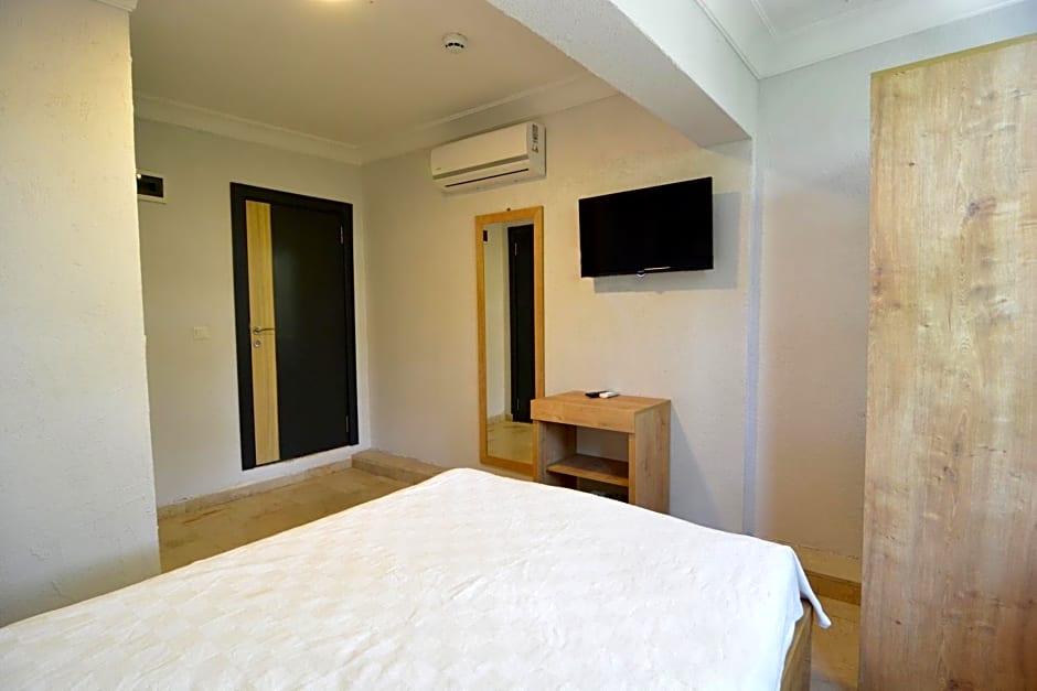 Ados Hotel