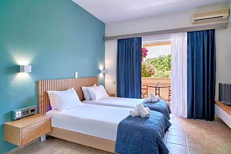 Economy Family Room with Garden View - Semibasement