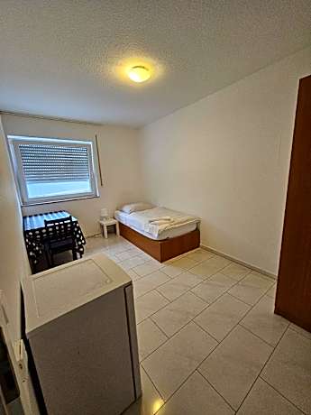 Zweibettzimmer-Budget-Gemeinsames Badezimmer-Blick auf den Hof-Budget Zwei-Bett-Zimmer