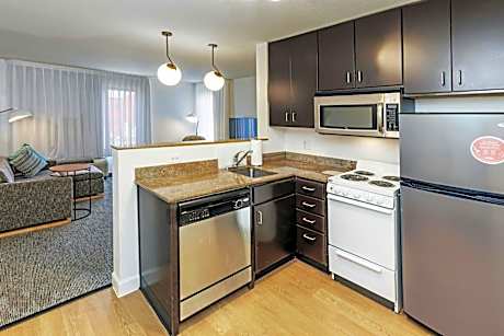Two-Bedroom Suite with Adapted Tub - Mobility and Hearing Accessible