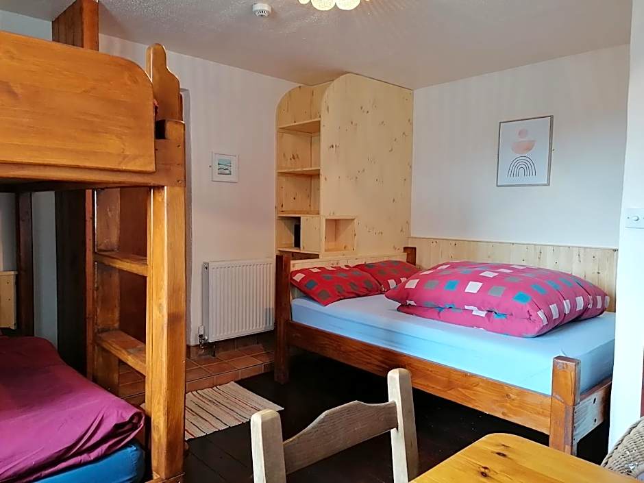 Aille River Tourist Hostel and Campsite Doolin