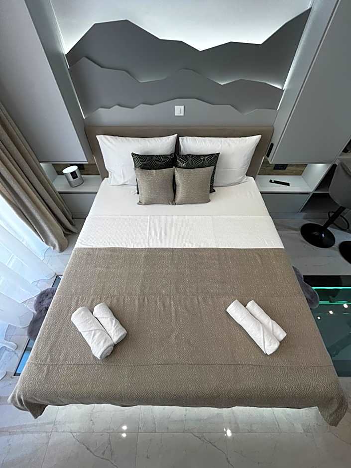 La Luna Petite Suite Deluxe Apartment with Pool & Jacuzzi, Bikes and Covered Parking