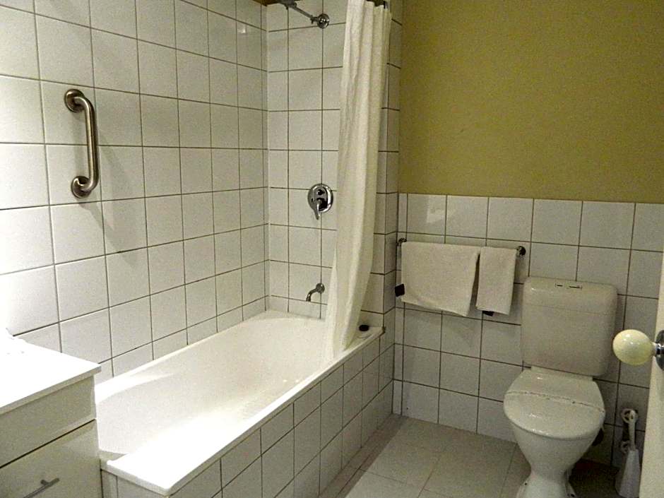 Ciloms Airport Lodge