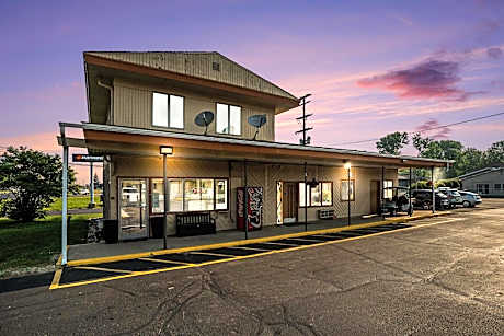 Great Lakes Inn & Suites