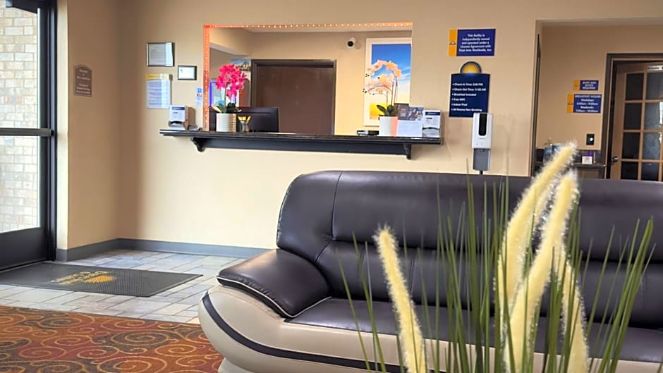 Days Inn & Suites by Wyndham Kaukauna WI