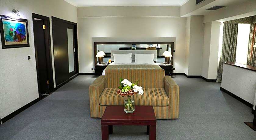 Le Grande Plaza Hotel