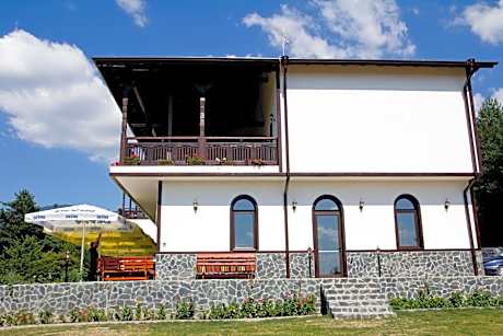 Rusaliite Adventure House