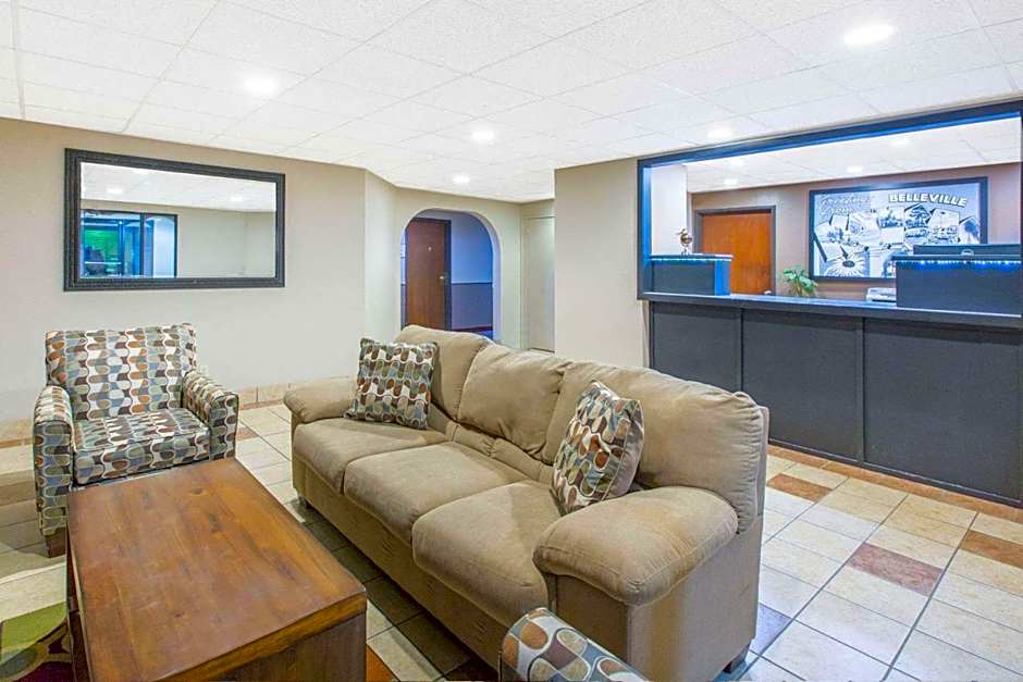 Super 8 by Wyndham Belleville