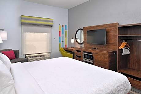 1 King Mobility/hearing Access Tub Suite Ns Vis Firealrm/door/phn Alrt/sofabed Microwv/fridge/hdtv/f