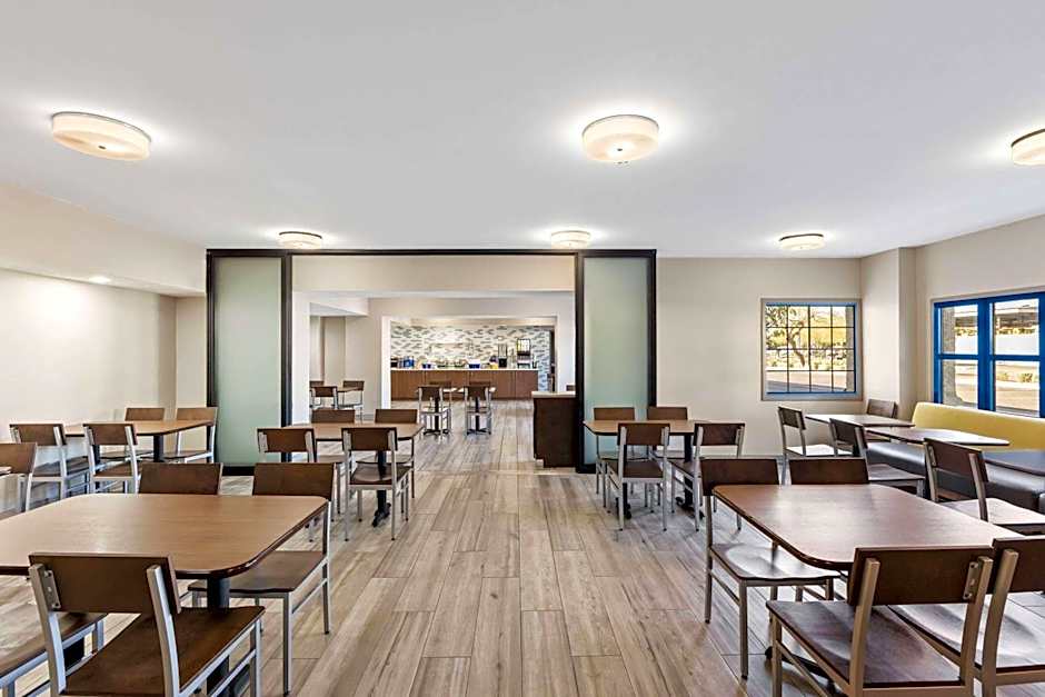 Days Inn & Suites by Wyndham Mesa Near Phoenix