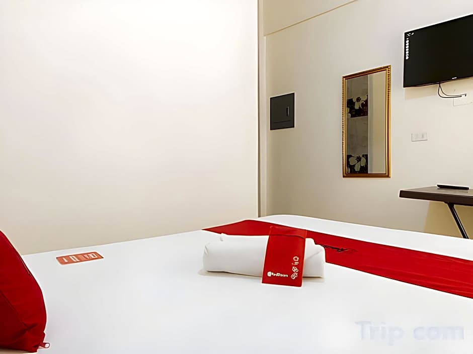 RedDoorz @ Golden Skye Hotel Guagua