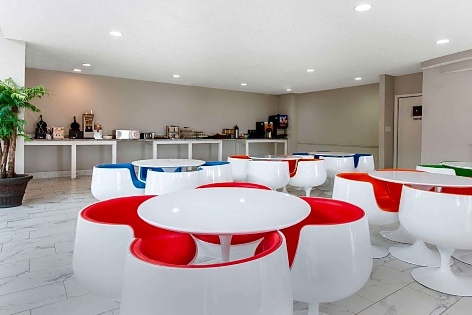 Clarion Inn & Suites Kissimmee-Lake Buena Vista South