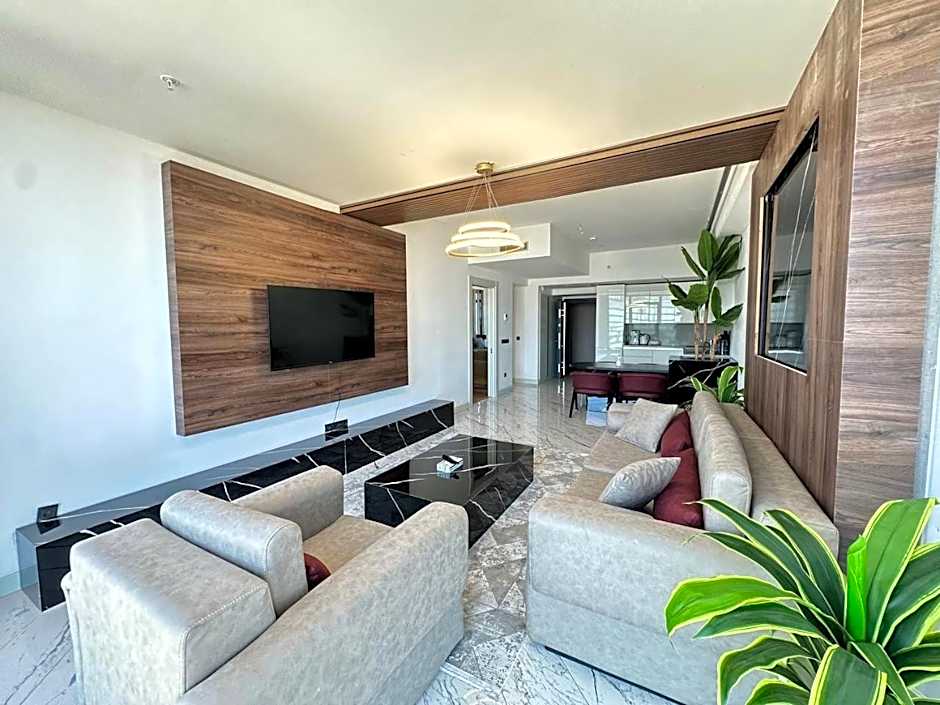 Stunning skyview luxury apt floor in high floor