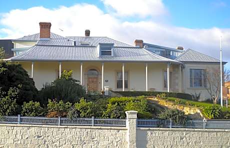 The Lodge on Elizabeth Bed & Breakfast