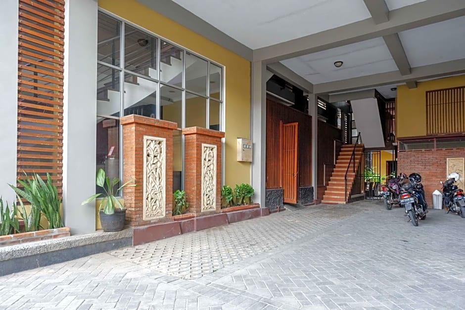 RedDoorz Plus near Amplaz Yogyakarta