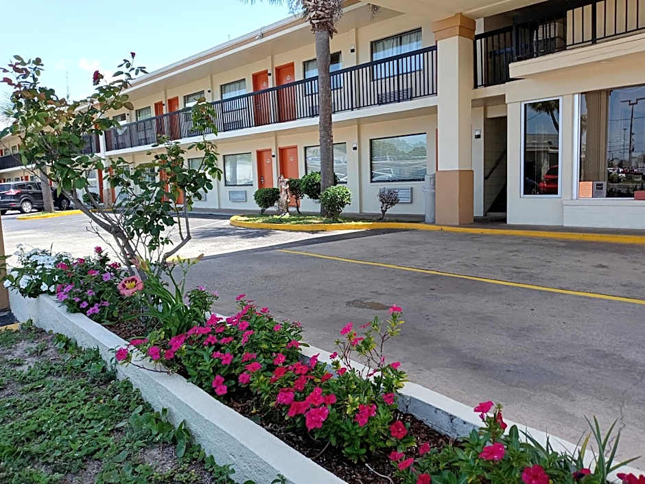 Hole Inn the Wall Hotel - Fort Walton Beach - Sunset Plaza - near Beaches & Hurlburt