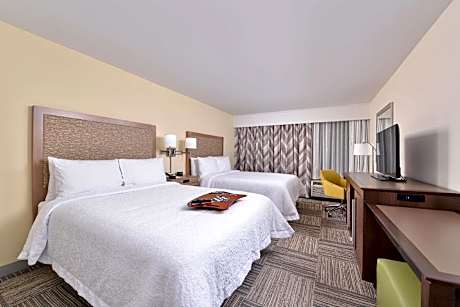 2 Qns Mobility Access Roll In Shower Nosmok Microwv/fridge/hdtv/work Area Free Wi-fi/hot Breakfast I